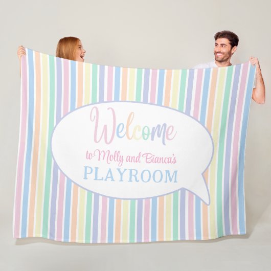 Rainbow stripes gepersonaliseerde kinder speelkame fleece deken (In situ)