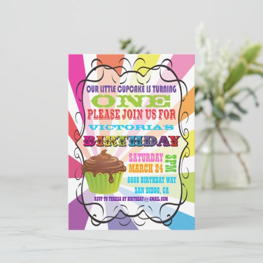 Rainbow Sunburst Cupcake Birthday Party Invitation Kaart (Staand voorkant)