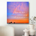 Rainbow Sunset Clouds Photo Believe in Magic Quote Canvas Afdruk<br><div class="desc">"Wie niet in magie gelooft, zal het nooit vinden." Geloof en verbaasd over wat er kan gebeuren als je kijkt naar dit kunstcanvas met fotografie van een regenboog die in een blauwe, roze en oranje, zacht verlichte zonsondergang is genaderd. Het maakt een groot opwindend en inspirerend geschenk! U kunt deze...</div>