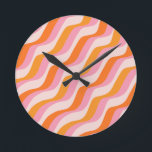 Rainbow Swirl Roze Oranje Abstract Retro Sunshine Ronde Klok<br><div class="desc">Abstracte Retrolijnen - Abstracte regenboog in beige,  roze en Oranje.</div>