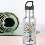 Rainbow Tree Yoga Instructor Waterfles<br><div class="desc">Deze decoratieve waterfles bevat een afdruk van een regenboogkleurige boom op een bleke grijze achtergrond. Ik maakte het originele ontwerp in mozaïek met veel kleine fragmenten van helder gekleurd glas. Voeg jouw naam toe,  gebruik om deze fles te personaliseren. Origineel mozaïekontwerp © Michele Davies</div>