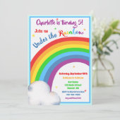 Rainbow-verjaardagsuitnodiging onder de regenboog kaart (Staand voorkant)