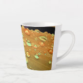 Raindrops Closeup, Spacey Rust Sinaasappel Latte Mok (Rechts)