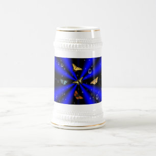 Raindrops en vlinder op zwart en blauw bierpul