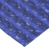 Raindrops op blauw metaal tafelkleed (Gekanteld)