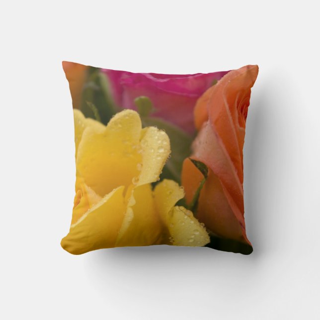 Raindrops op geel Sinaasappel en roze rozen Kussen (Voorkant)