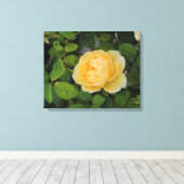 Raindrops op Gele Rozengestrekte Canvas (Insitu (Houten vloer))