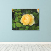 Raindrops op Gele Rozengestrekte Canvas Afdruk (Insitu (Houten vloer))