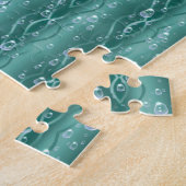 Raindrops op groen metaal legpuzzel (Zijkant)