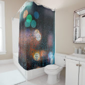 Raindrops op raam, uitzicht in de nacht door windo douchegordijn (In situ)