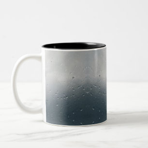 Raine met regenachtige regendruppels op dag afdruk tweekleurige koffiemok