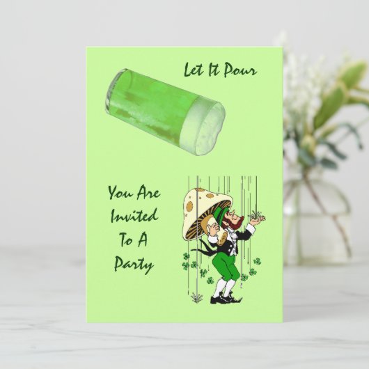 Raining Green Beer op Leprechaun Fun Uitnodigingen (Staand voorkant)