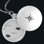 Raino-silhouet Locket Ketting<br><div class="desc">Het patroon van het rhinosilhouet op de grijze achtergrond.</div>