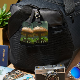 Rainy Day Refuge: Kikkers schuilen onder paddensto Bagagelabel