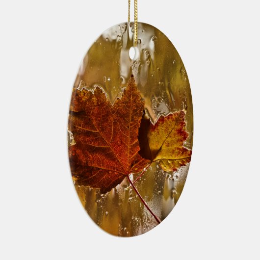 Rainy Window Maple Leaves Keramisch Ornament (Rechts)