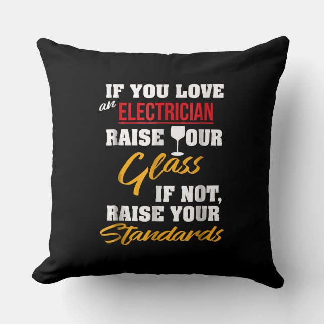 Raise Glass Funny Apprentice Electrice Wife Pap Kussen (Voorkant)