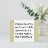 RAISIN COOKIES DIE ZOEKEN ALS CHOCOLATE CHIPS ZIJN BRIEFKAART (Staand voorkant)