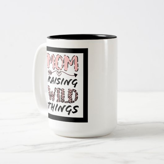 Raising Wild Things Mom Leopard Print Quote Tweekleurige Koffiemok (Voorkant links)