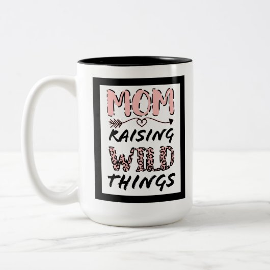 Raising Wild Things Mom Leopard Print Quote Tweekleurige Koffiemok (Links)
