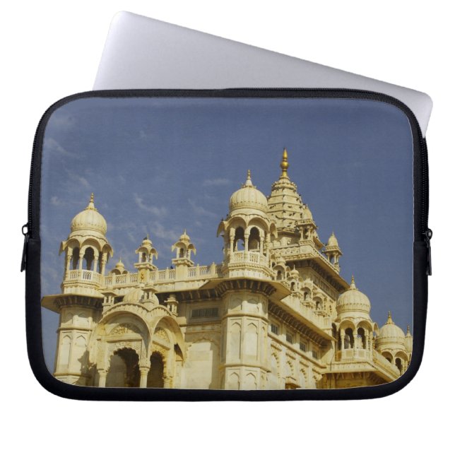 Rajasthan, India Een vrouw die staat en actief is Laptop Sleeve (Voorkant)