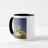 Rajasthan, India Een vrouw die staat en actief is Mok (Voorkant links)