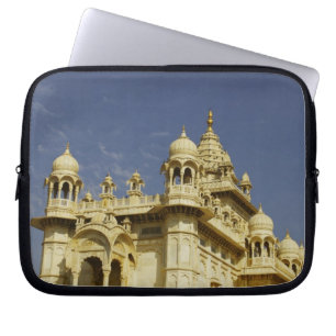 Rajasthan, India Een vrouw staande bij een oude Laptop Sleeve