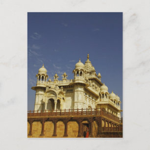 Rajasthan, India Een vrouw staande bij een oude te Briefkaart