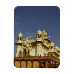 Rajasthan, India Een vrouw staande bij een oude te Magneet