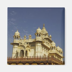 Rajasthan, India Een vrouw staande bij een oude te Magneet