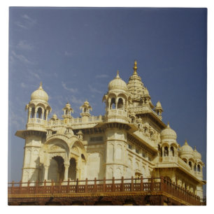 Rajasthan, India Een vrouw staande bij een oude te Tegeltje