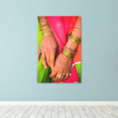 Rajasthan Sluiten van vrouwenhanden Canvas Afdruk (Insitu (Houten vloer))