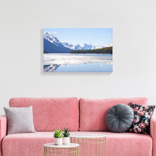 Rakkerbergen reflecterend in het meer van Maligne Canvas Afdruk (Insitu (Woonkamer))