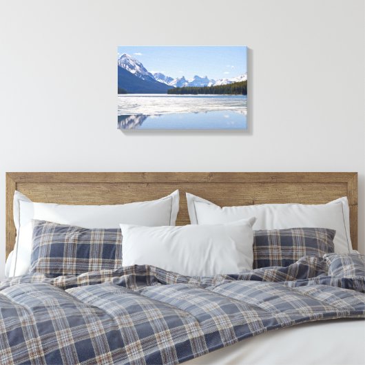 Rakkerbergen reflecterend in het meer van Maligne Canvas Afdruk (Insitu (Slaapkamer))