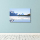 Rakkerbergen reflecterend in het meer van Maligne Canvas Afdruk (Insitu (Houten vloer))