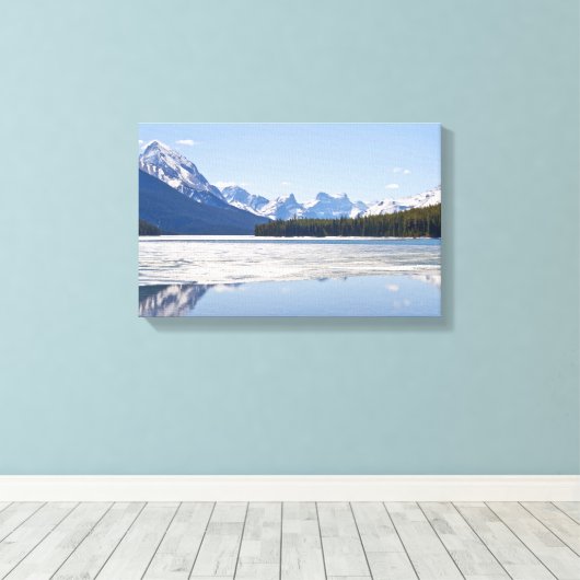 Rakkerbergen reflecterend in het meer van Maligne Canvas Afdruk (Insitu (Houten vloer))