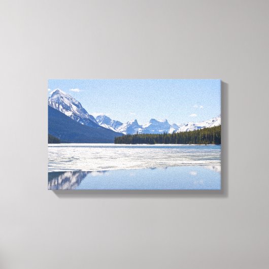 Rakkerbergen reflecterend in het meer van Maligne Canvas Afdruk (Voorkant)
