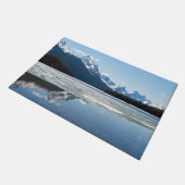 Rakkerbergen reflecterend in het meer van Maligne Deurmat (Schuin)