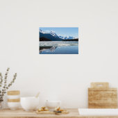 Rakkerbergen reflecterend in het meer van Maligne Poster (Keuken)