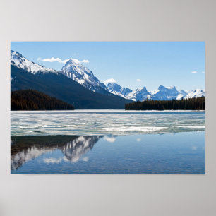 Rakkerbergen reflecterend in het meer van Maligne Poster