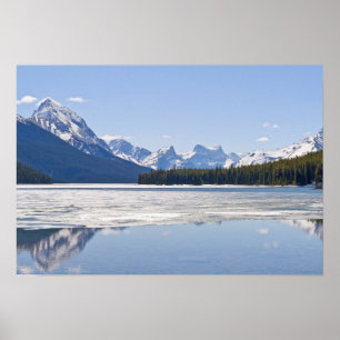 Rakkerbergen reflecterend in het meer van Maligne Poster