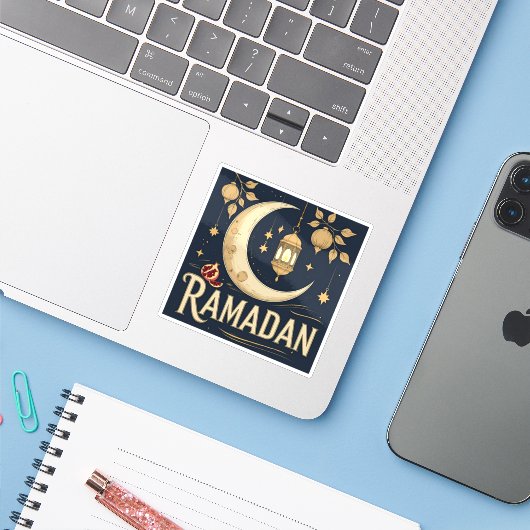 Ramadan vangt licht, ritme en reflectie sticker (Laptop met iPhone)