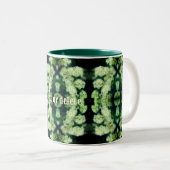 Rambling Wild White Roses Abstract gepersonaliseer Tweekleurige Koffiemok (Voorkant rechts)