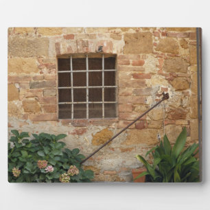 Ramen en oude stenen muur, Pienza, Italië Fotoplaat