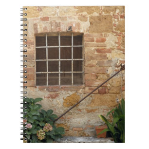Ramen en oude stenen muur, Pienza, Italië Notitieboek