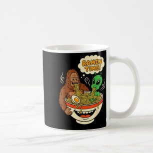 Ramen tijd grappige bigfoot en alien slurpend koffiemok