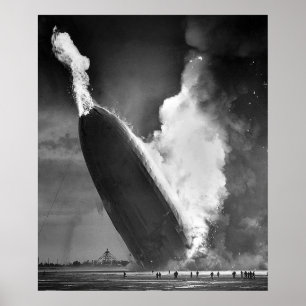 Ramp met het luchtvaartuig Hindenburg rond 1937 Poster