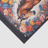 Rampant bruin paard in bloemen achtergrond tissuepapier (Detail)