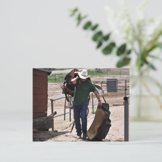 Ranch Cowboy met een zadel Briefkaart (Staand voorkant)