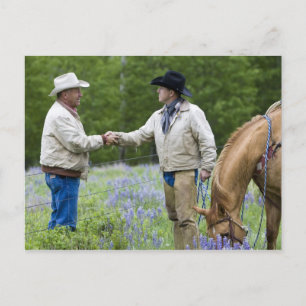 Ranchers die elkaar de hand schudden over de omhei briefkaart