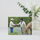 Ranchers die elkaar de hand schudden over de omhei briefkaart (Staand voorkant)